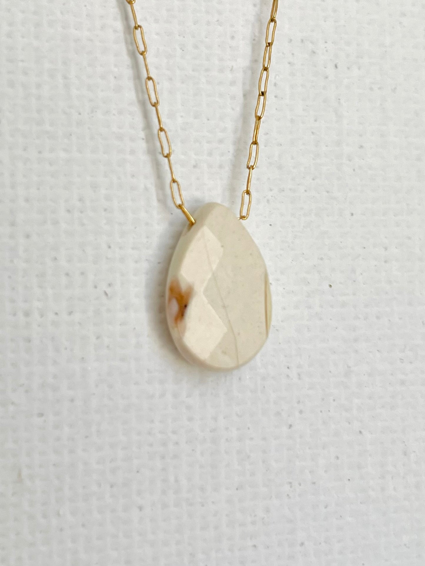 Collier pierre naturel Goutte