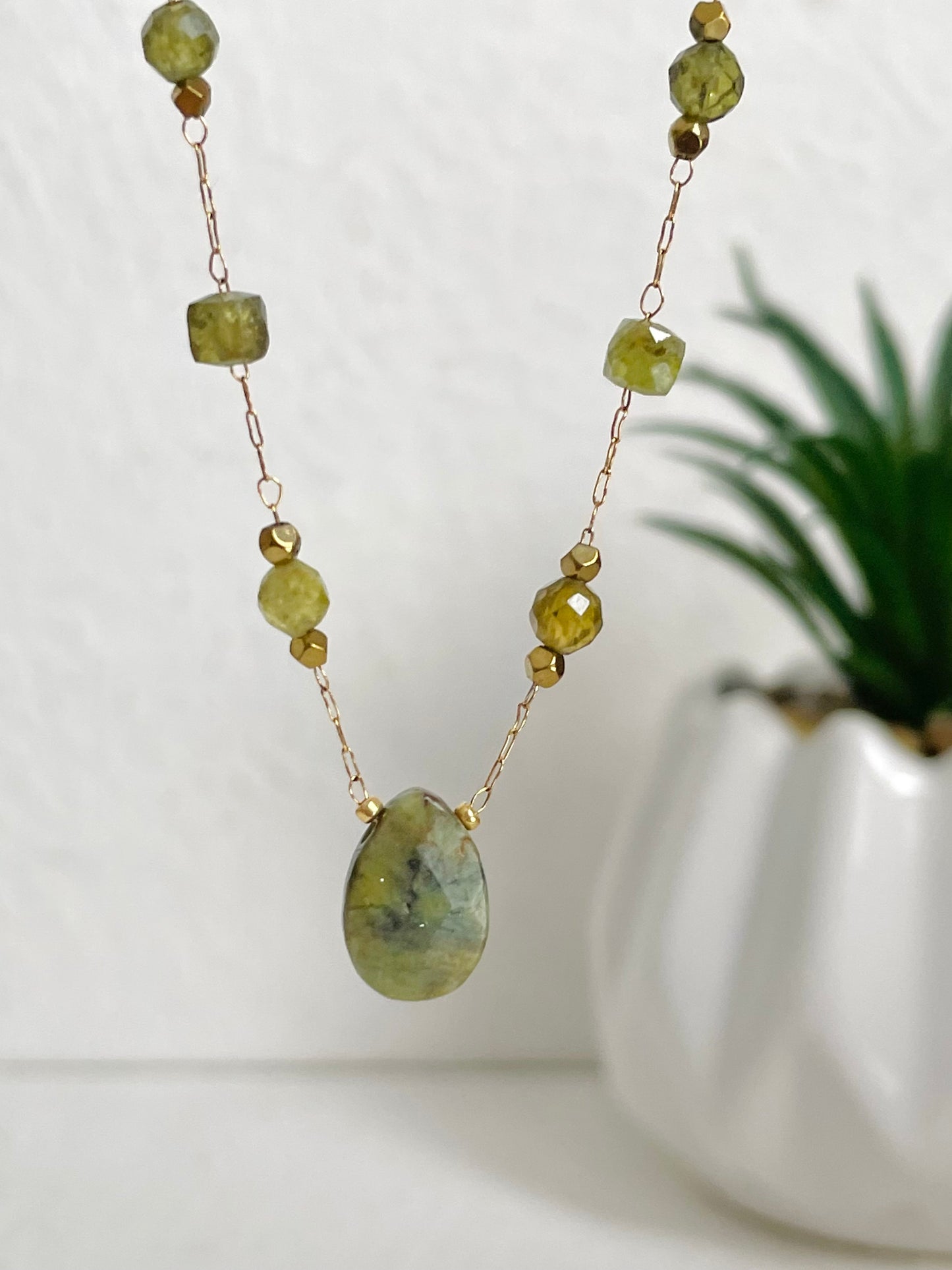 Collier en pierre Opale et Grenat vert