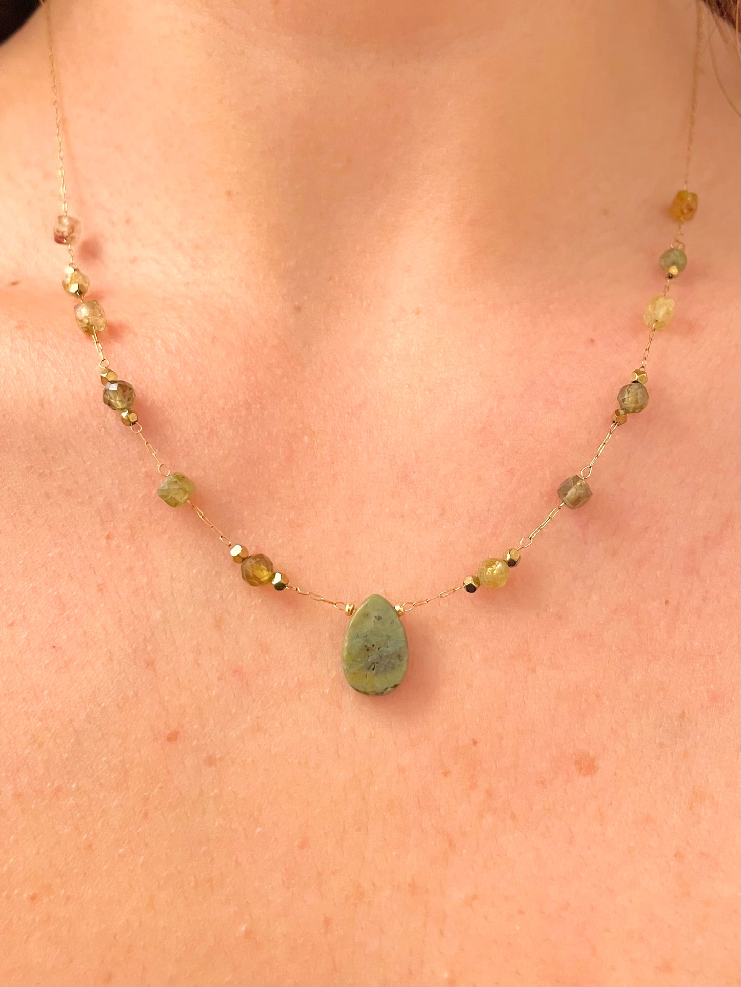 Collier en pierre Opale et Grenat vert
