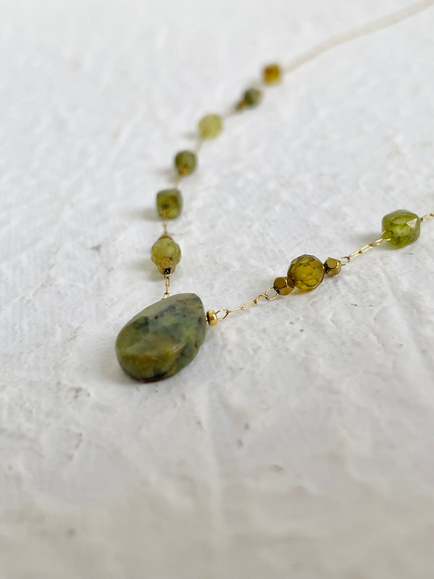 Collier en pierre Opale et Grenat vert
