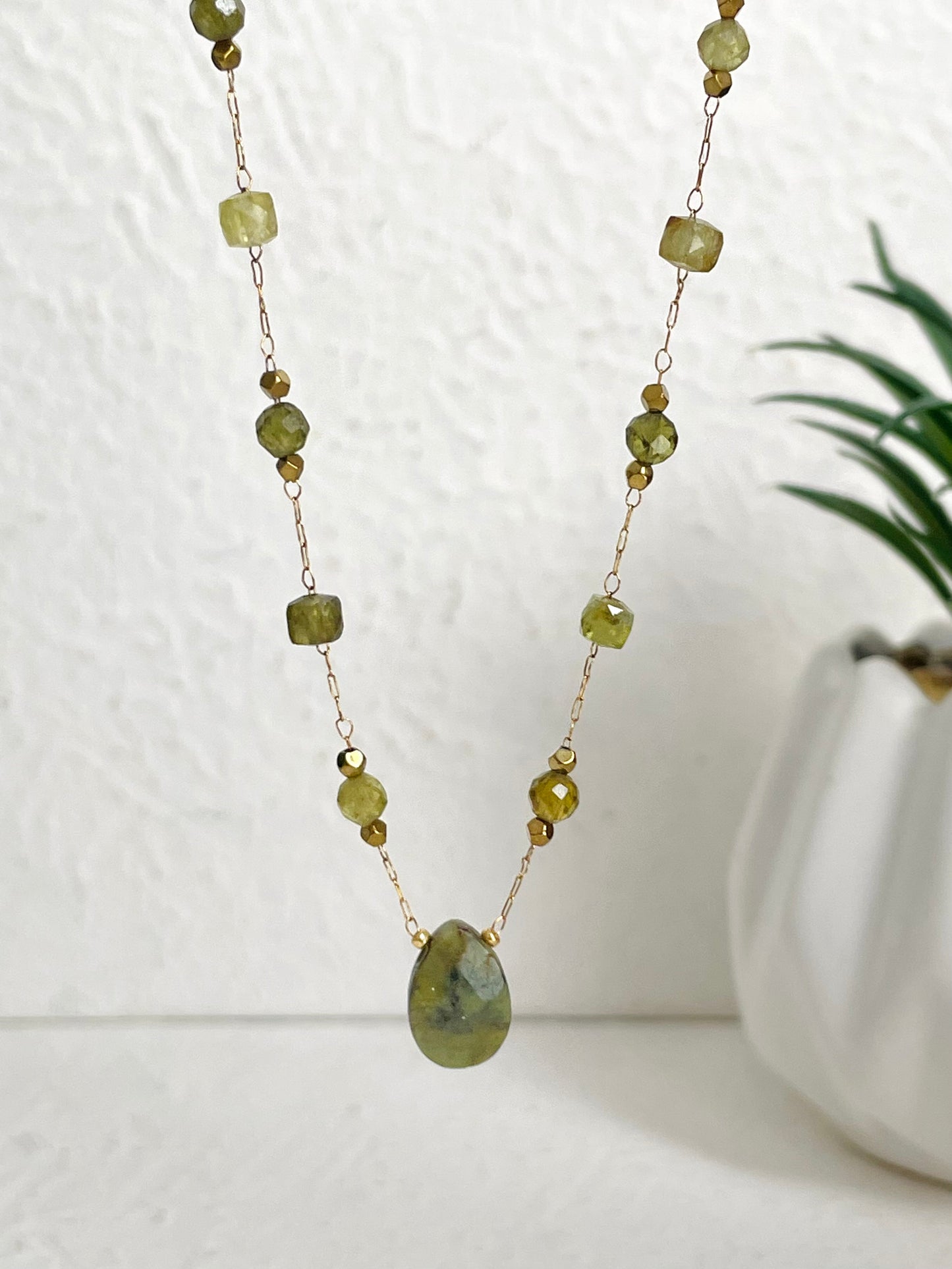 Collier en pierre Opale et Grenat vert