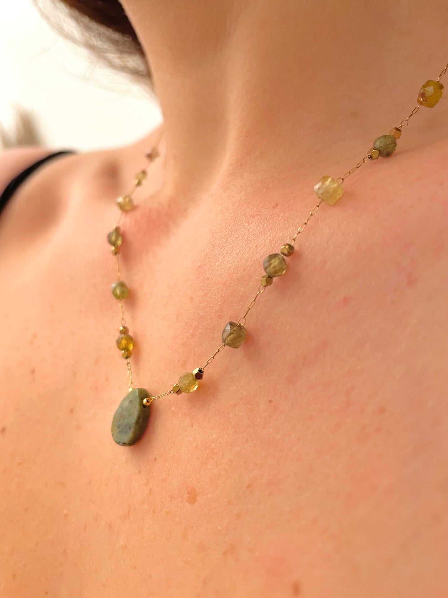 Collier en pierre Opale et Grenat vert